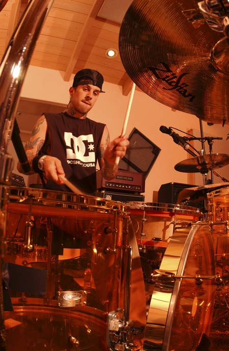 <img:http://www.drummerworld.com/pics/drum7/Travis-barker-LR-08.jpg>